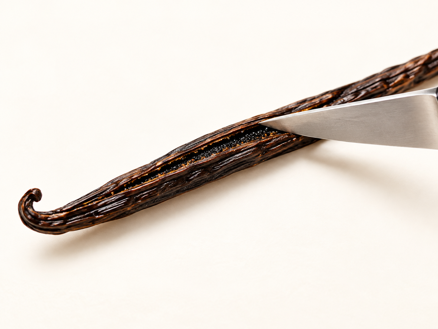 Fendre une gousse de vanille au couteau